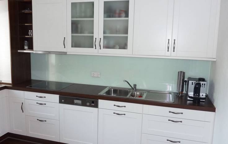 Küche mit Rahmenfronten weiß lackiert
